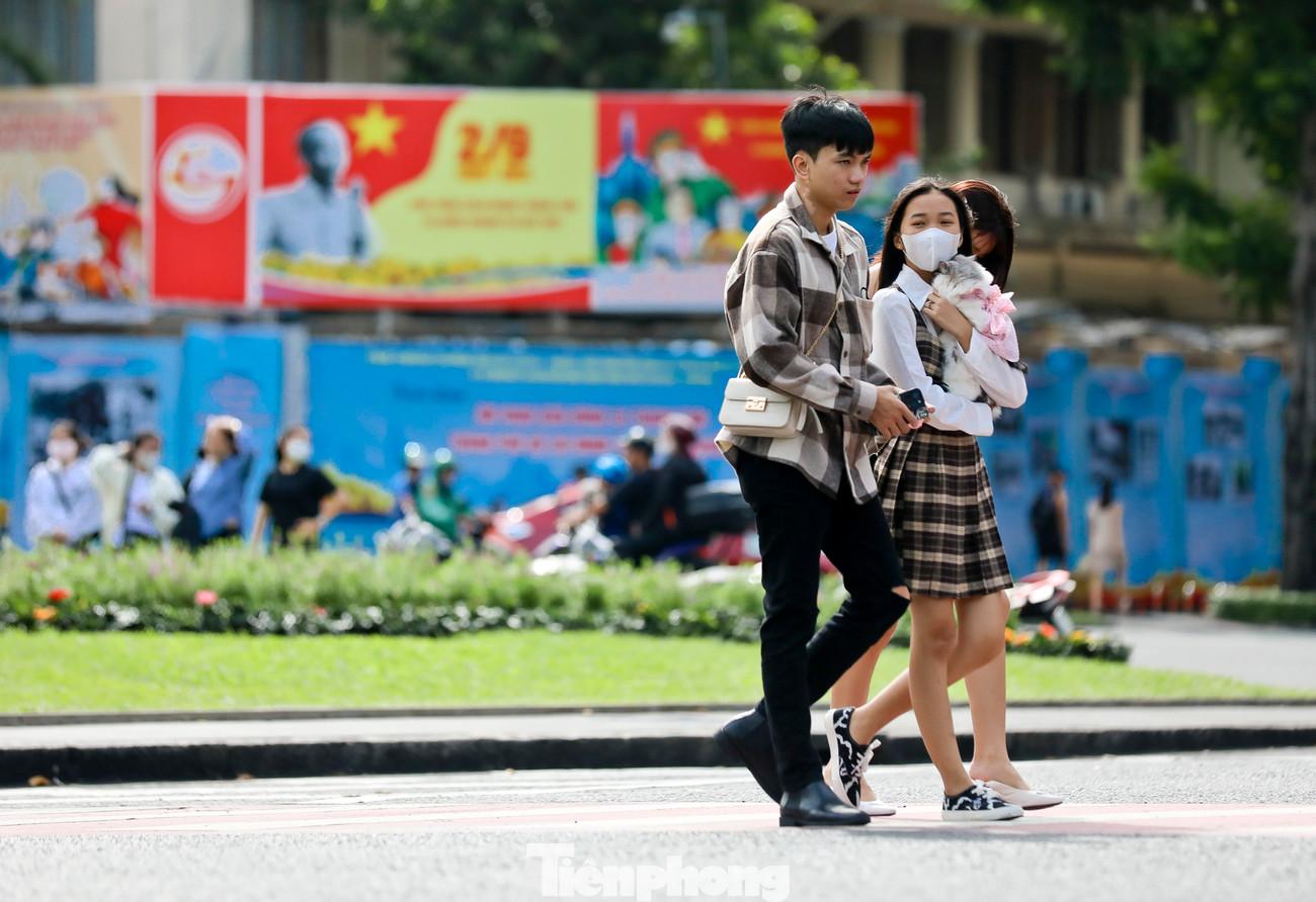 Từ nhiều ngày trước, trên các tuyến đường tại TPHCM đã trang hoàng cờ, hoa để chào mừng Quốc khánh.