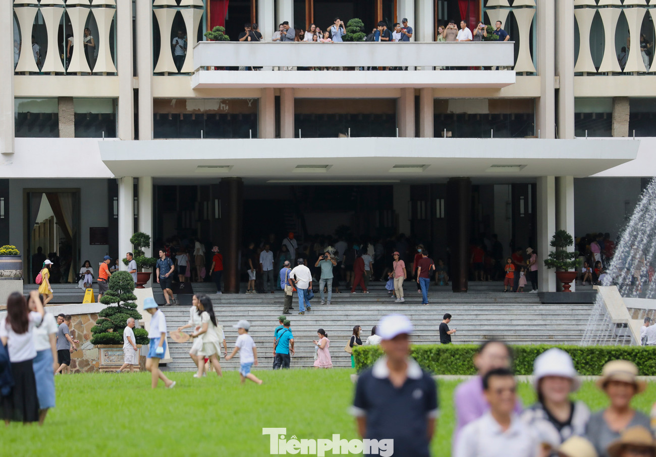 Đến 10h30, lượng khách vào Dinh càng đông hơn. Đến 10h30, lượng khách vào Dinh càng đông hơn.