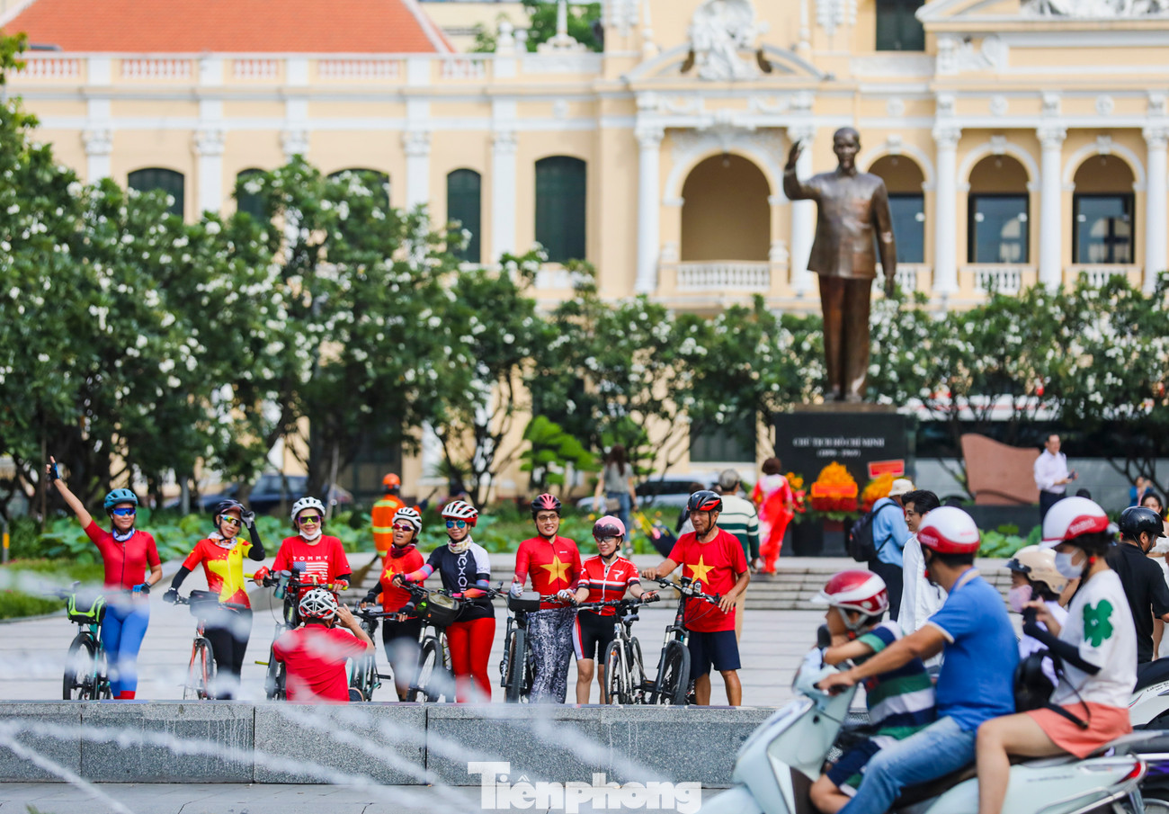 Sáng 2/9, nhiều người đến khu vực phố đi bộ Nguyễn Huệ (quận 1) để cùng nhau ghi lại những khoảnh khắc làm kỷ niệm.