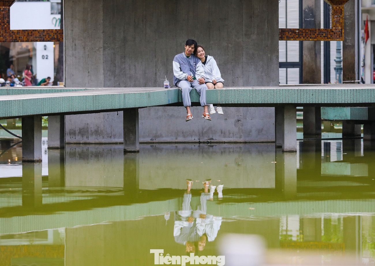 Một số bạn trẻ chọn ngồi cà phê từ sớm để tận hưởng thời gian yên bình bên nhau tại Hồ Con Rùa (quận 3).