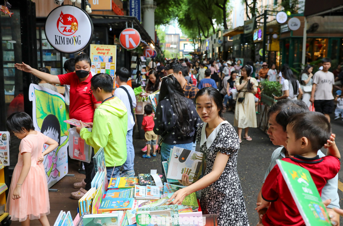 Đường sách Nguyễn Văn Bình cũng tấp nập người dân đến mua sách và tham quan.