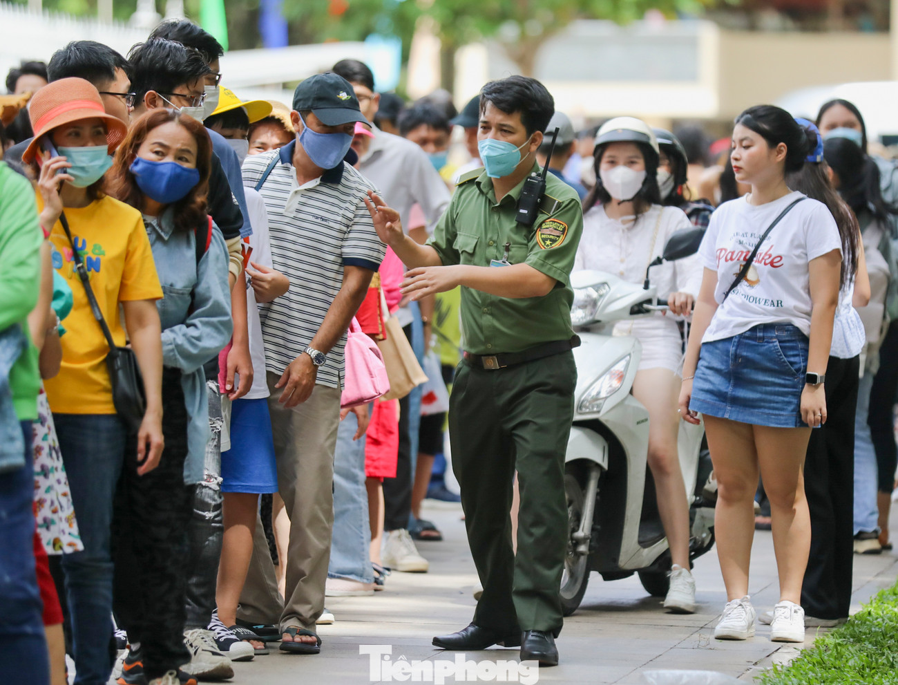 Lượng khách tăng đột biến, lực lượng bảo vệ phải làm việc rất vất vả để tránh tình trạng lộn xộn diễn ra trước Dinh. Lượng khách tăng đột biến, lực lượng bảo vệ phải làm việc rất vất vả để tránh tình trạng lộn xộn diễn ra trước Dinh.