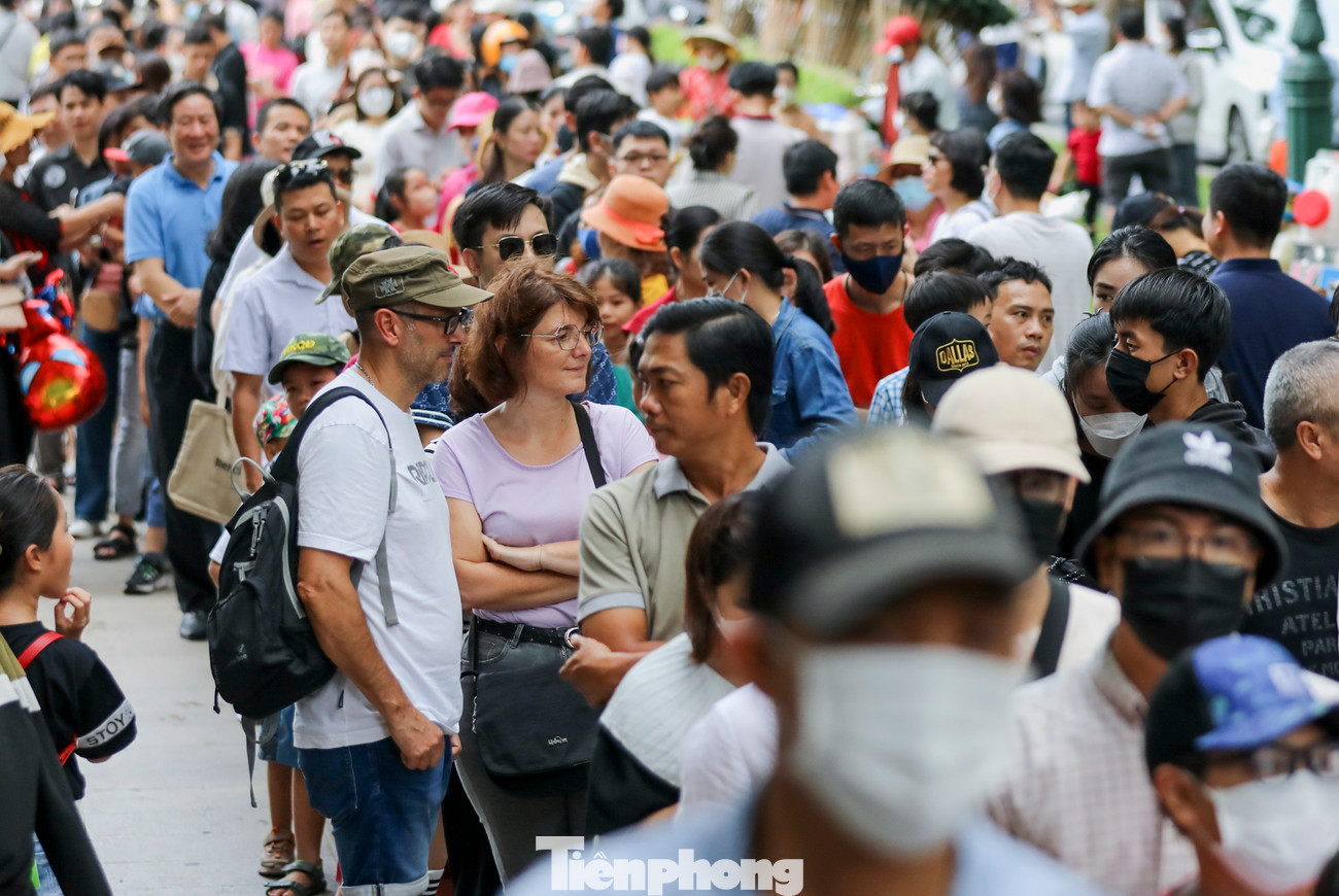 Trong đám đông người xếp hàng có không ít du khách nước ngoài. Trong đám đông người xếp hàng có không ít du khách nước ngoài.
