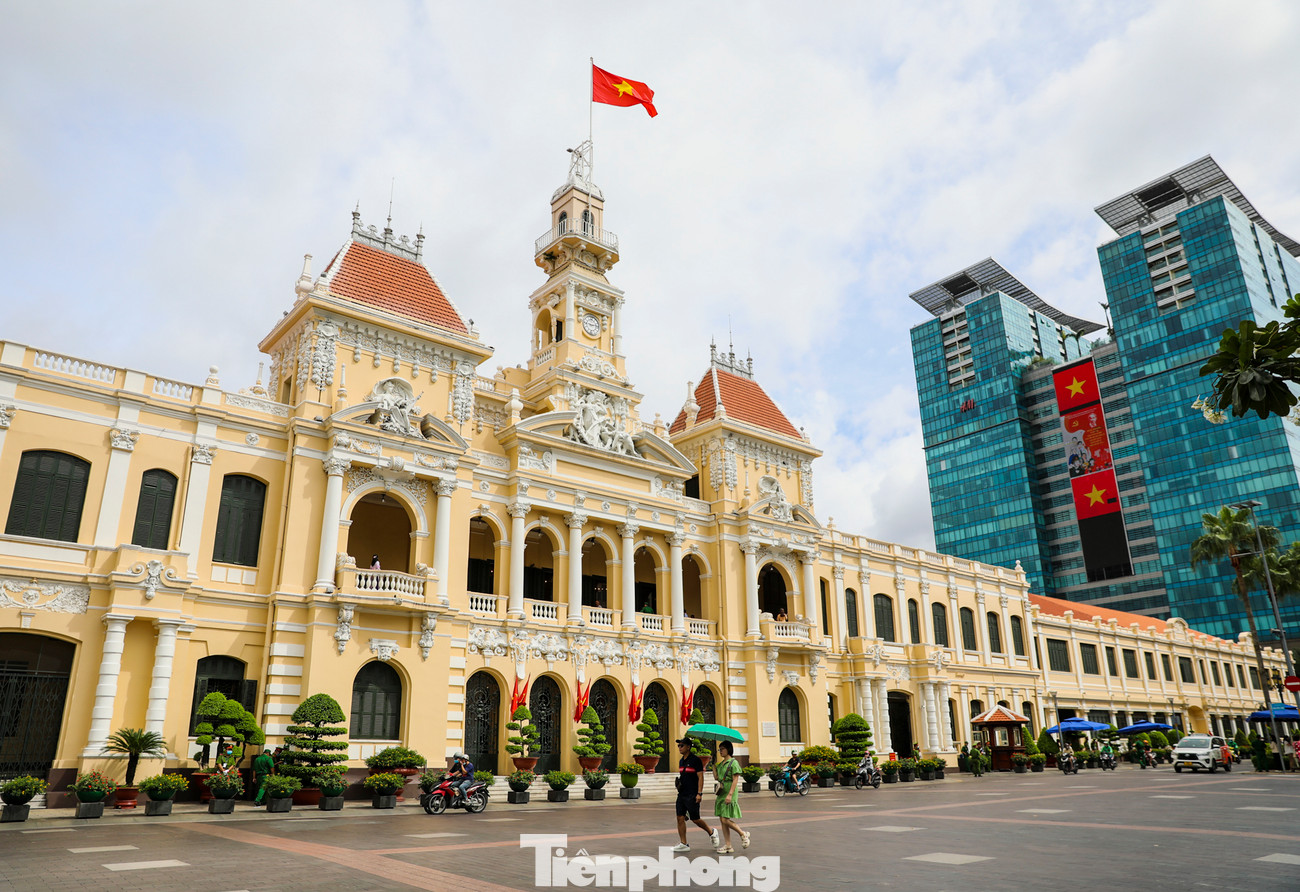 Trong dịp nghỉ lễ Quốc khánh, nhiều cung đường, khu vực TPHCM vắng vẻ hơn so với ngày thường. Thay cho cảnh tấp nập, đông đúc, "người xe như nước" những ngày thường, là hình ảnh những con đường yên bình, trầm lắng.