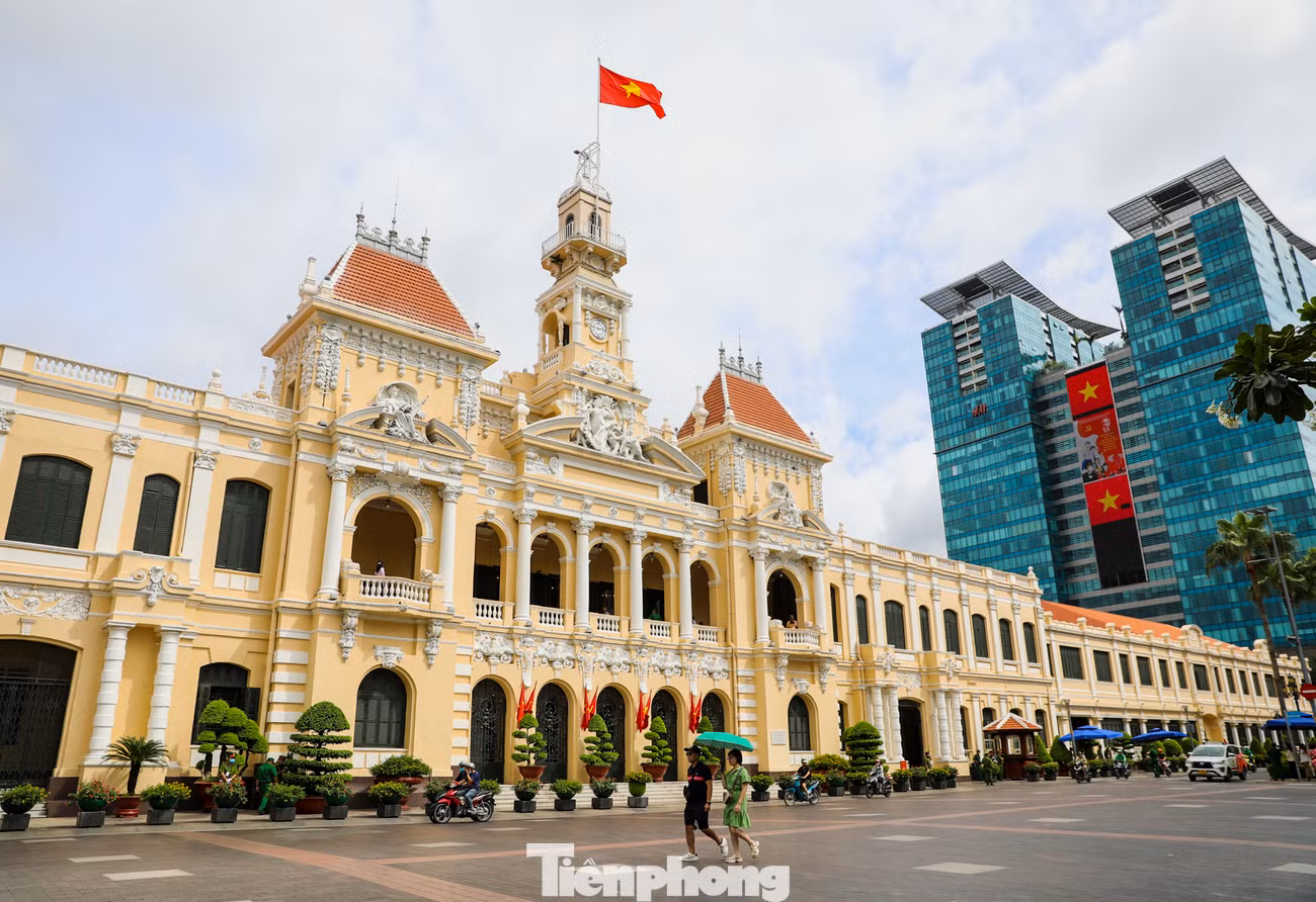 Trong dịp nghỉ lễ Quốc khánh, nhiều cung đường, khu vực TPHCM vắng vẻ hơn so với ngày thường. Thay cho cảnh tấp nập, đông đúc, "người xe như nước" những ngày thường, là hình ảnh những con đường yên bình, trầm lắng.