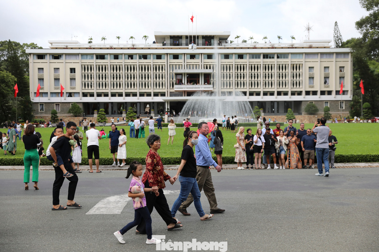 Du khách đến tham quan Dinh Thống Nhất từ sáng sớm.