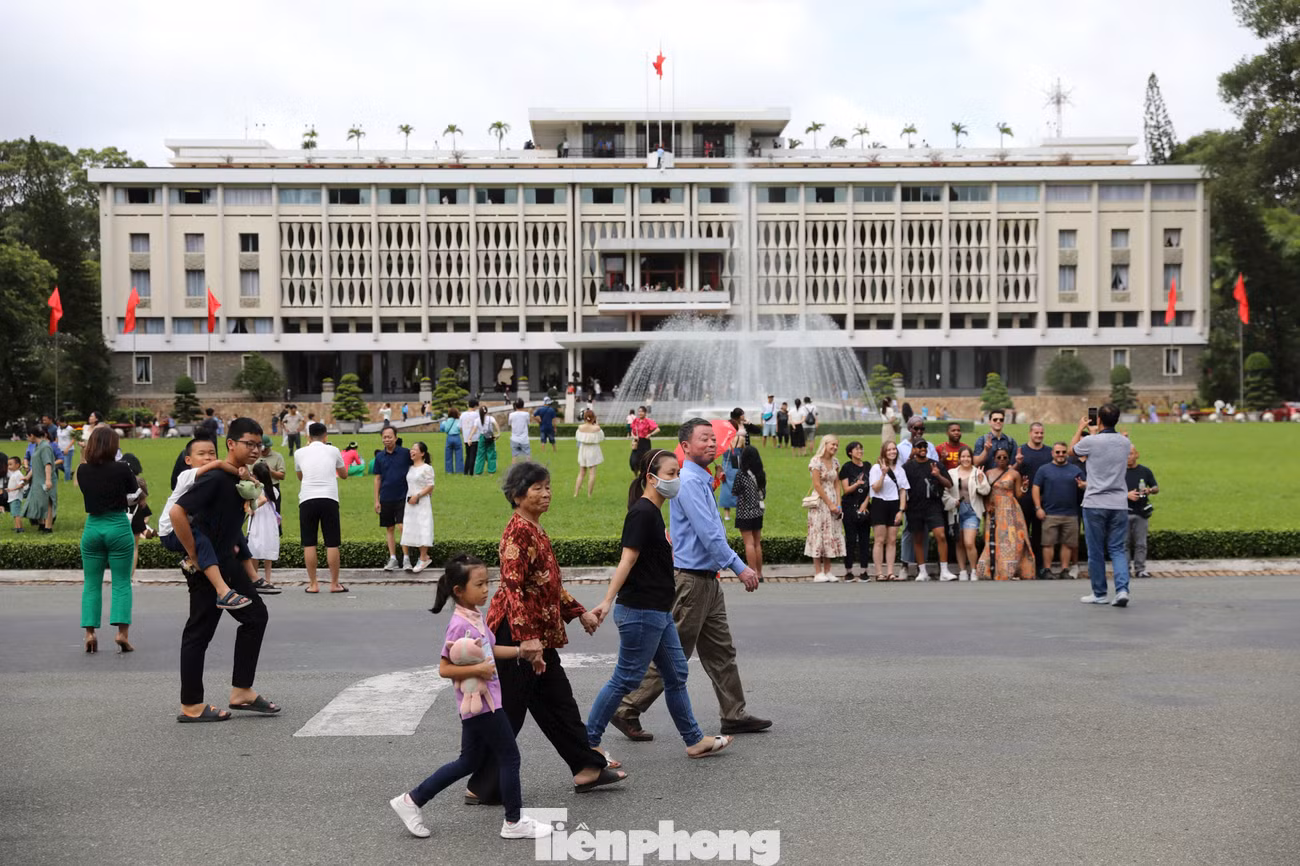 Du khách đến tham quan Dinh Thống Nhất từ sáng sớm.