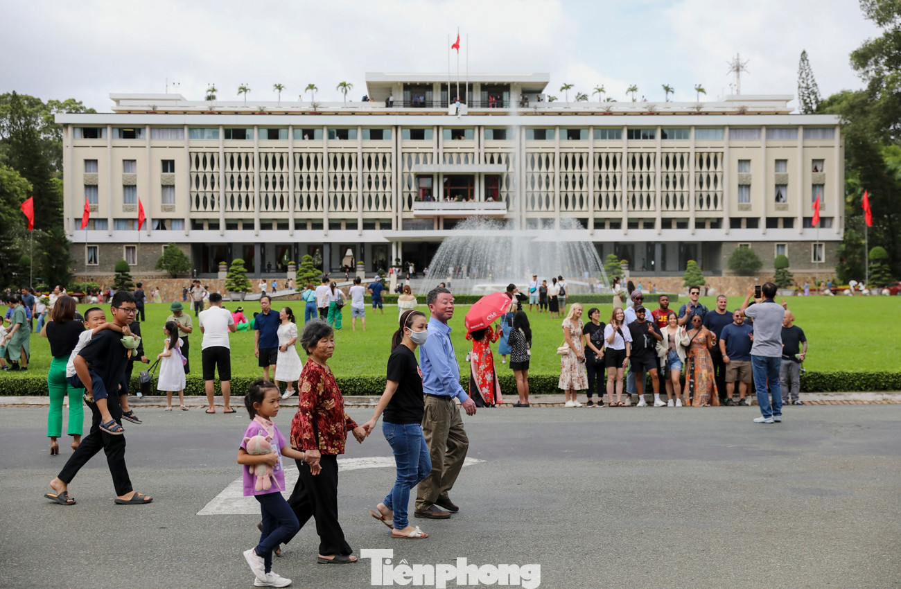 Theo ghi nhận của Tiền Phong, tại khu vực bán vé, từ rất sớm người dân, du khách đã xếp hàng dài đợi đến lượt. Bên trong Hội trường Thống Nhất cũng đã có rất nhiều người đang tham quan, chụp ảnh lưu niệm. Theo ghi nhận của Tiền Phong, tại khu vực bán vé, từ rất sớm người dân, du khách đã xếp hàng dài đợi đến lượt. Bên trong Hội trường Thống Nhất cũng đã có rất nhiều người đang tham quan, chụp ảnh lưu niệm.