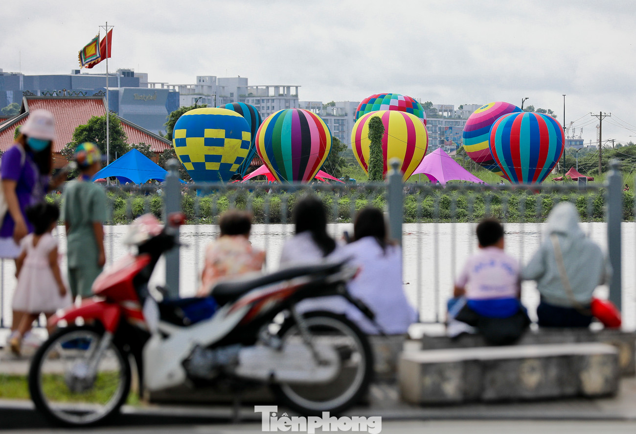 Nhiều người dân đã có mặt từ sớm để tận mắt chứng kiến màn thả khinh khí cầu.