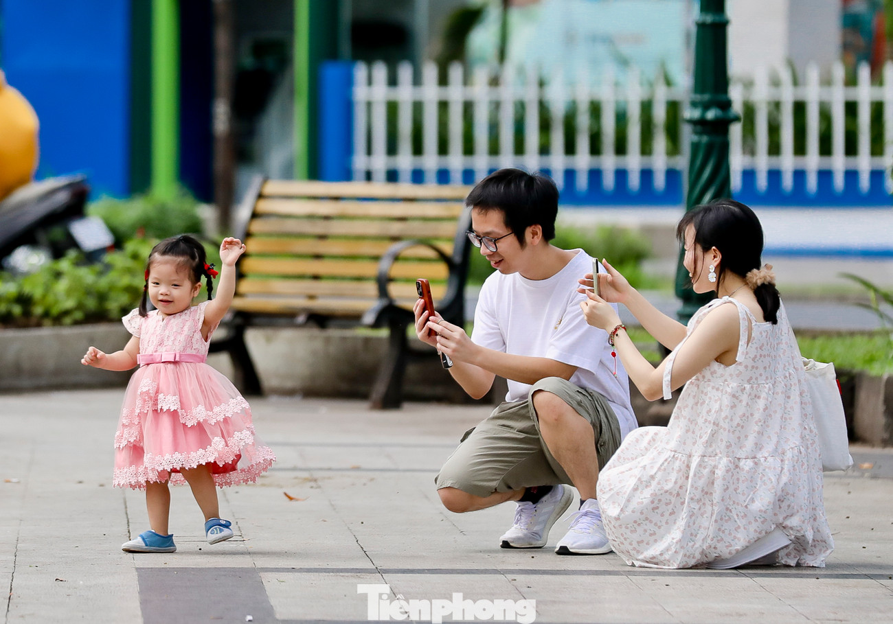 Năm nay, công chức, viên chức, người lao động được nghỉ 4 ngày (1 - 4/9). Với thời gian nghỉ lễ dài, nhiều người chọn về quê hoặc đi du lịch. Tuy nhiên, cũng có không ít người chọn ở lại thành phố để nghỉ ngơi dịp lễ.