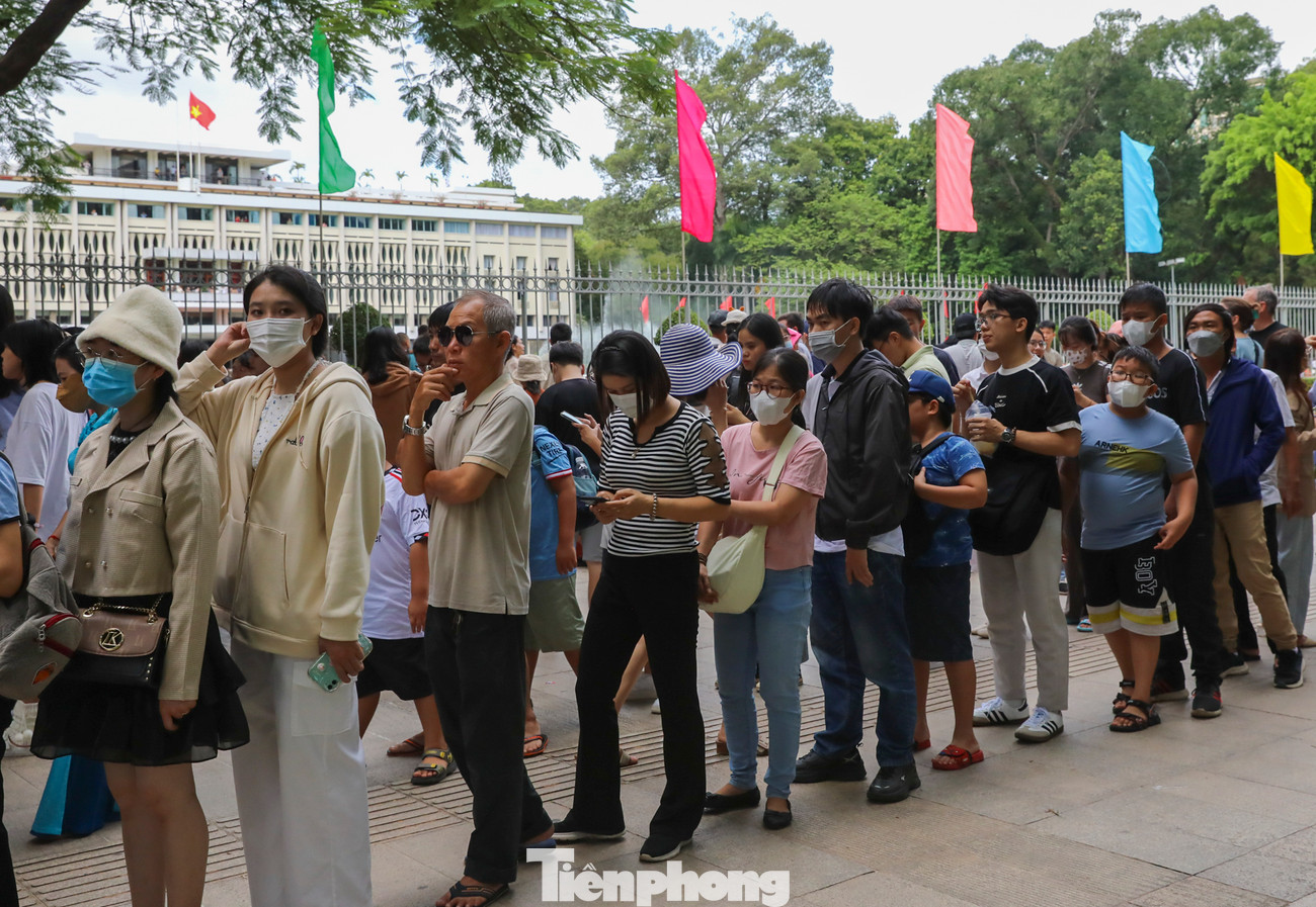 Chị Tâm (ở quận 10) chia sẻ: "Gia đình tôi có mặt từ sáng nhưng không ngờ lại đông đến như vậy. Đây là dịp để tôi cho các cháu tham quan cũng như tìm hiểu về lịch sử của Dinh Thống Nhất". Chị Tâm (ở quận 10) chia sẻ: "Gia đình tôi có mặt từ sáng nhưng không ngờ lại đông đến như vậy. Đây là dịp để tôi cho các cháu tham quan cũng như tìm hiểu về lịch sử của Dinh Thống Nhất".