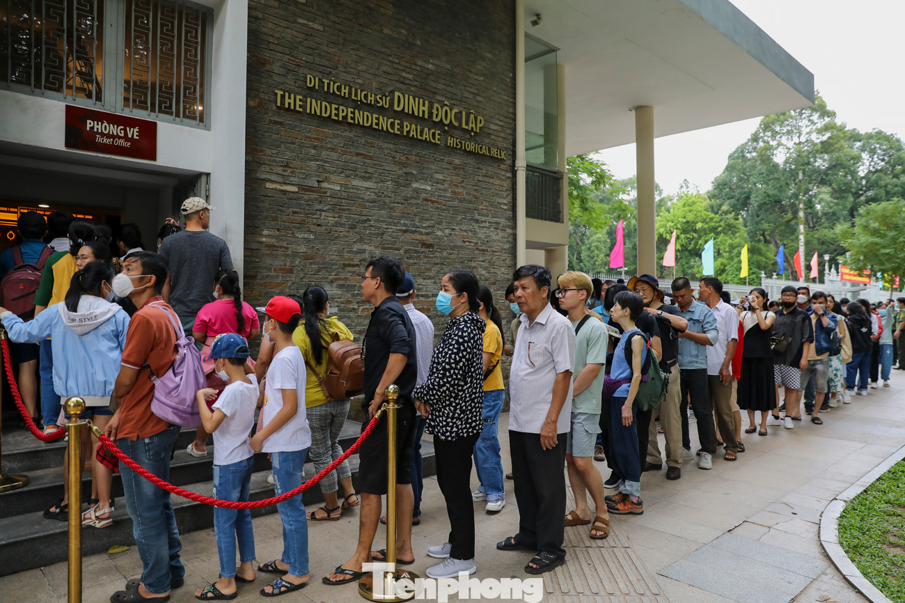 Đông đảo du khách tham quan di tích lịch sử Dinh Thống Nhất (quận 1, TPHCM) trong ngày 2/9. Đoàn người chờ phía ngoài phòng vé khá đông, nhiều thời điểm kéo dài đến tận phía cổng chính của Dinh. Đông đảo du khách tham quan di tích lịch sử Dinh Thống Nhất (quận 1, TPHCM) trong ngày 2/9. Đoàn người chờ phía ngoài phòng vé khá đông, nhiều thời điểm kéo dài đến tận phía cổng chính của Dinh.