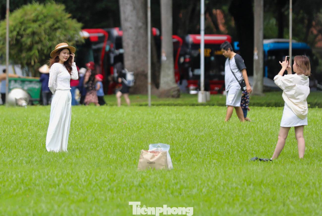 Nhiều bạn trẻ chọn thảm cỏ xanh phía trước Dinh để lưu lại khoảnh khắc kỷ niệm. Nhiều bạn trẻ chọn thảm cỏ xanh phía trước Dinh để lưu lại khoảnh khắc kỷ niệm.