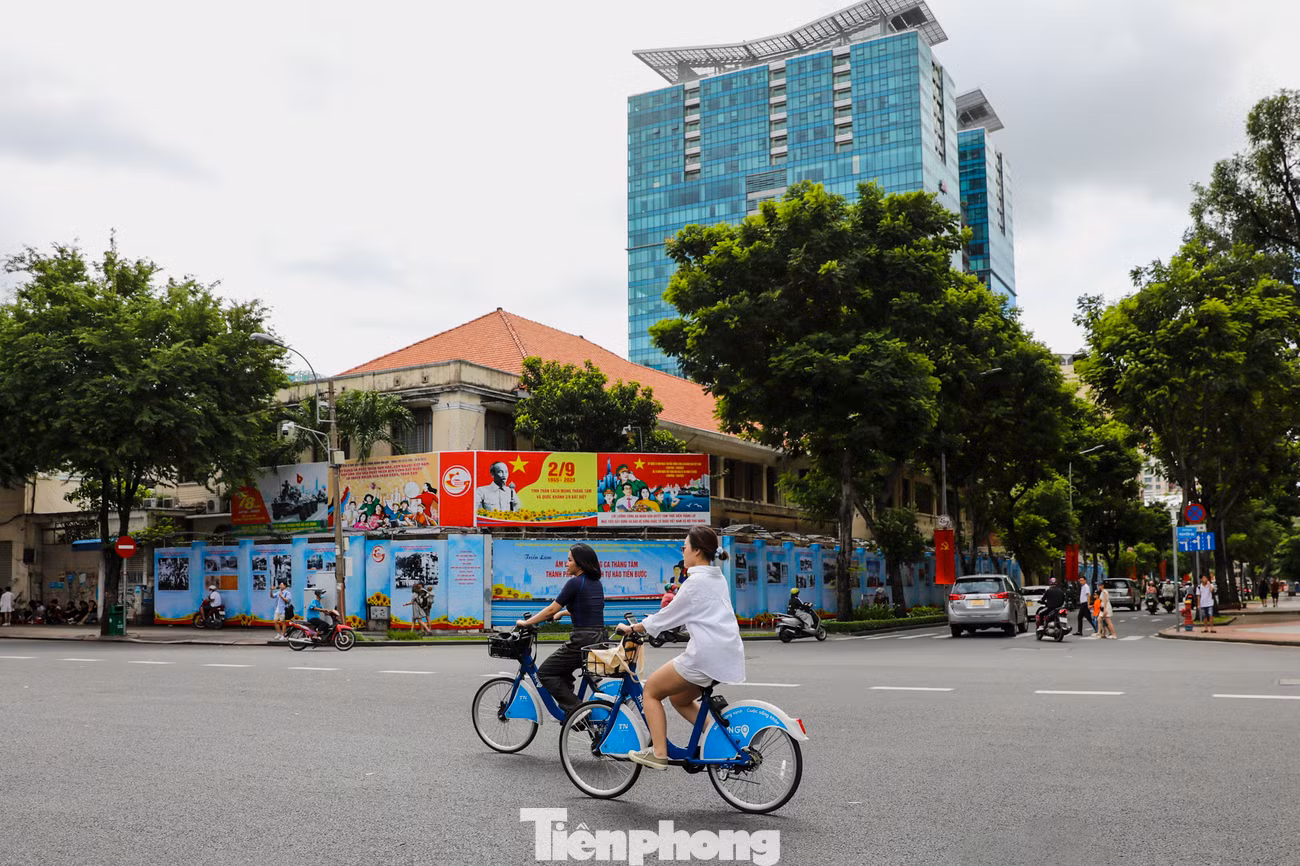 Tại các khu vực trung tâm như: Phố đi bộ Nguyễn Huệ, Bưu điện TPHCM, Nhà thờ Đức Bà, Dinh Thống Nhất… lượng người đổ về vui chơi, chụp ảnh khá đông.