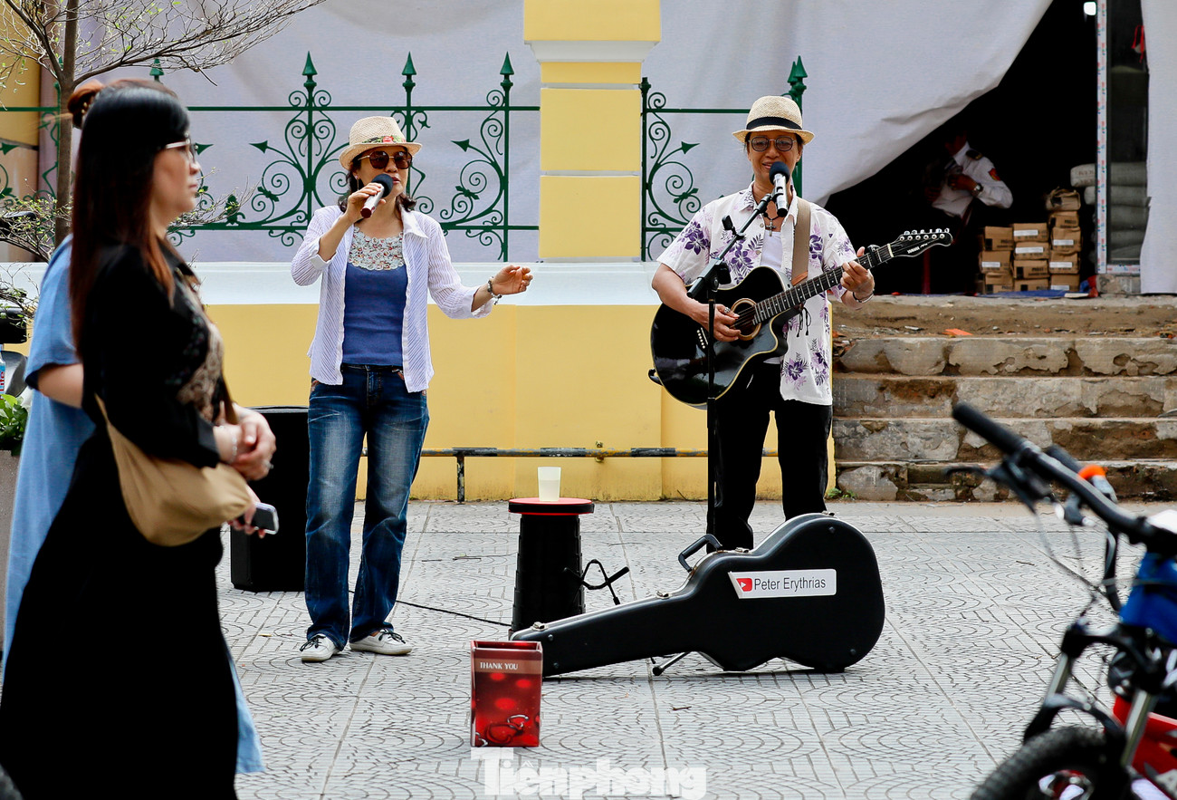 Nhiều hoạt động đường phố ấn tượng phía ngoài Bưu điện TPHCM.