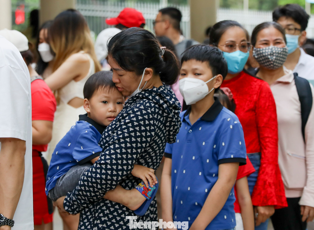 Nhiều em bé cùng gia đình đến tham quan và tìm hiểu về lịch sử của Dinh Thống Nhất. Nhiều em bé cùng gia đình đến tham quan và tìm hiểu về lịch sử của Dinh Thống Nhất.