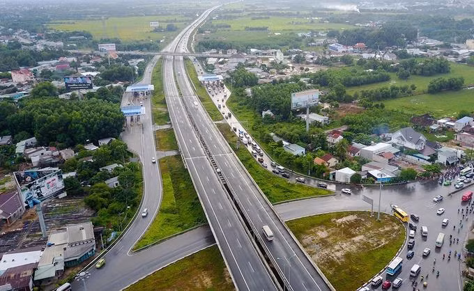 Tập trung vốn cho các dự án quan trọng, cấp thiết, có tác động lan tỏa lớn, có khả năng giải ngân nhanh và hấp thụ ngay vào nền kinh tế Tập trung vốn cho các dự án quan trọng, cấp thiết, có tác động lan tỏa lớn, có khả năng giải ngân nhanh và hấp thụ ngay vào nền kinh tế