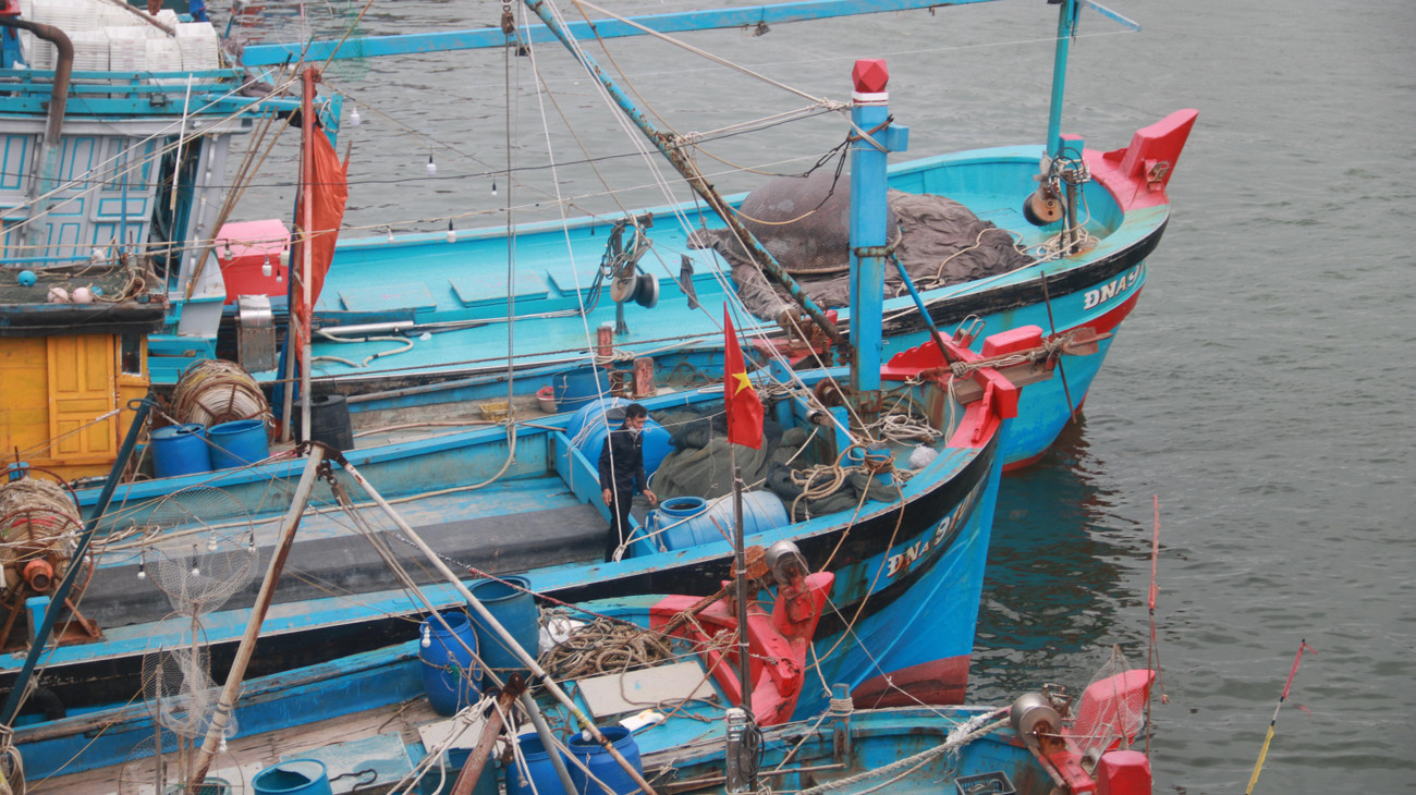 Một ngư dân kiểm tra tàu thuyền lần cuối trước khi rời tàu. Theo các ngư dân, bão vào dịp cuối năm là rất hiếm gặp, do đó không thể chủ quan, lơ là trong việc phòng chống.