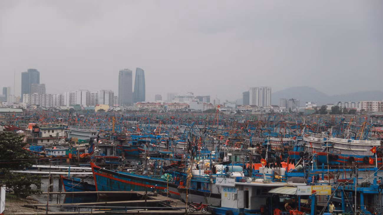 Hàng ngàn tàu thuyền của ngư dân miền Trung sáng 18/12 đã về neo đậu kín âu thuyền Thọ Quang để trú tránh cơn bão số 9 đang di chuyển vào hướng đất liền. Theo dự báo, đây sẽ là siêu bão có sức gió mạnh vùng gần tâm bão cấp 14, giật cấp 17. Ảnh: Nguyễn Thành