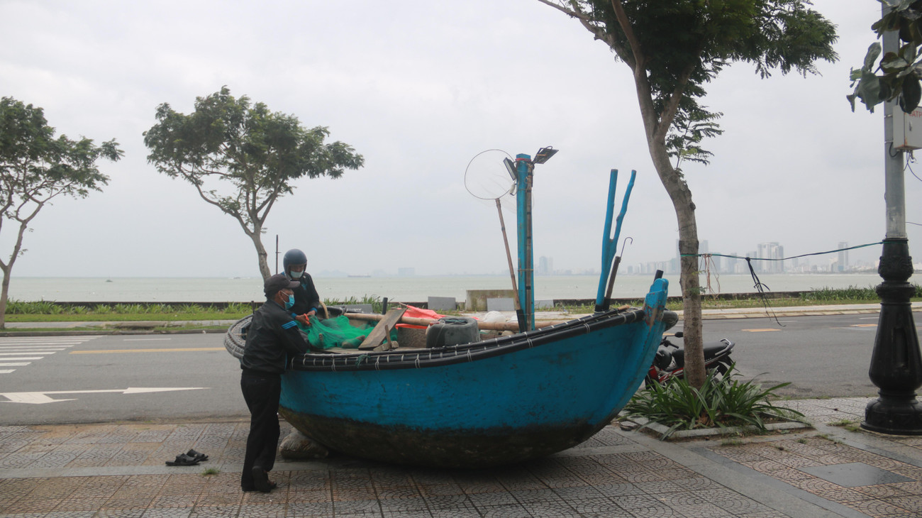 Một thuyền gắn máy được kéo lên vỉa hè đường Hoàng Sa để tránh bão.