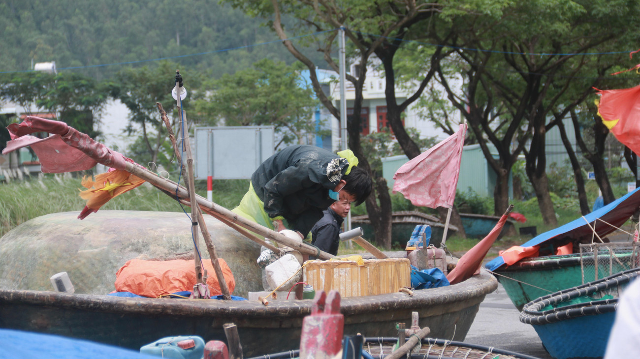 Theo dự báo, từ đêm nay (18/12), ở vùng biển ngoài khơi Thừa Thiên Huế - Quảng Ngãi (bao gồm cả huyện đảo Lý Sơn) có gió mạnh dần lên cấp 7-8. Từ ngày mai (19/12) tăng lên cấp 9-10, vùng gần tâm bão đi qua cấp 11-12, giật cấp 14; sóng biển cao từ 6-8m; biển động dữ dội.