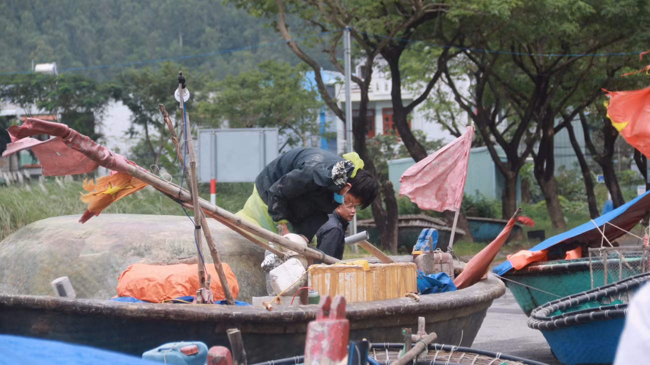 Theo dự báo, từ đêm nay (18/12), ở vùng biển ngoài khơi Thừa Thiên Huế - Quảng Ngãi (bao gồm cả huyện đảo Lý Sơn) có gió mạnh dần lên cấp 7-8. Từ ngày mai (19/12) tăng lên cấp 9-10, vùng gần tâm bão đi qua cấp 11-12, giật cấp 14; sóng biển cao từ 6-8m; biển động dữ dội.
