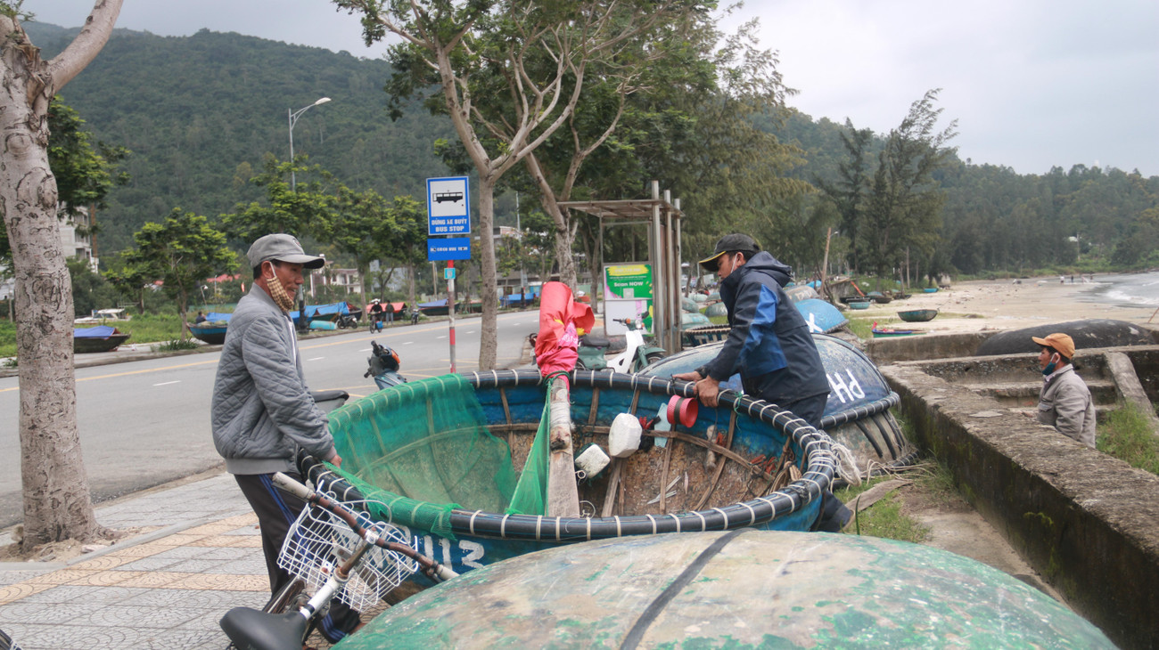 Những thuyền thúng cuối cùng được đưa lên bờ tại vịnh Mân Thái.