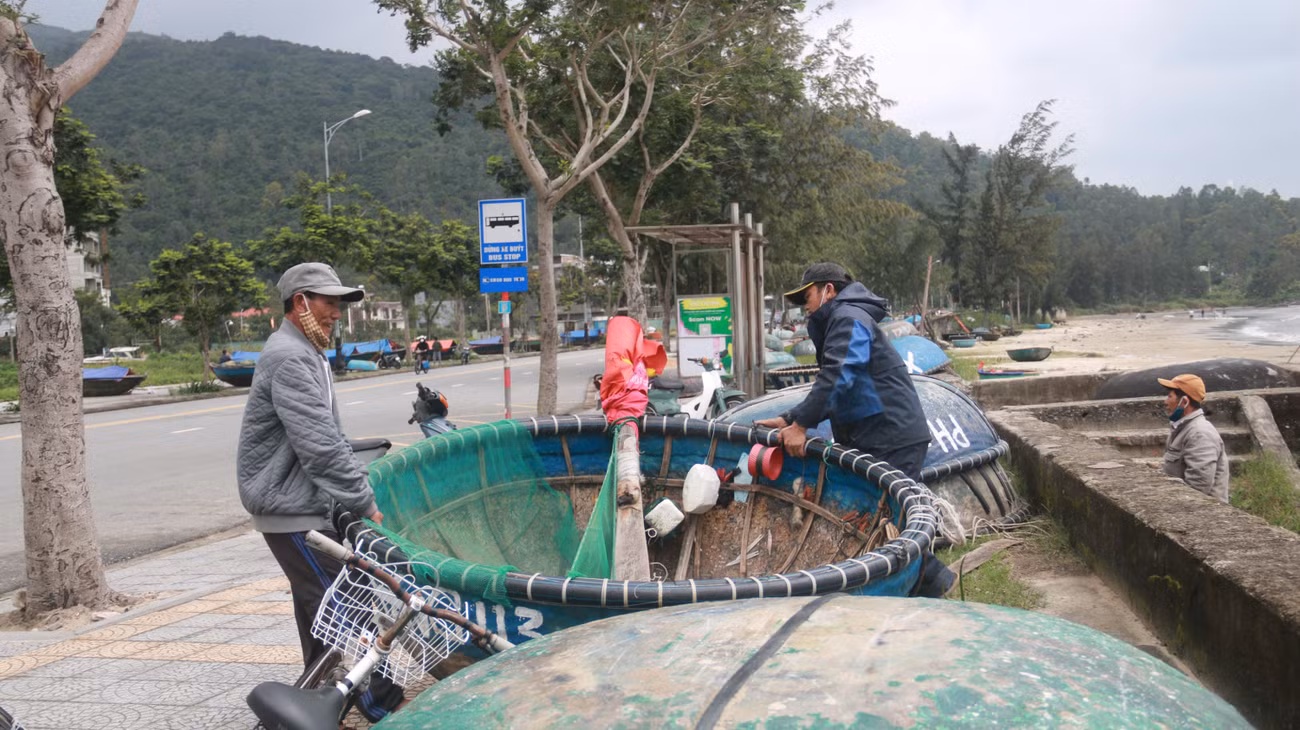 Những thuyền thúng cuối cùng được đưa lên bờ tại vịnh Mân Thái.