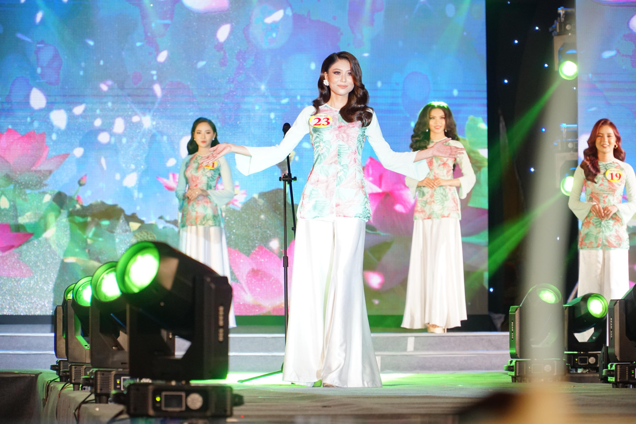 "Khi tốt nghiệp THPT, mình dự định nghỉ học để ở nhà phụ giúp cha mẹ, nhưng cha luôn động viên, phải cố gắng học để có cái nghề, vì vậy Thảo đã lên Cần Thơ đăng ký đi học đại học", Thảo tâm sự.