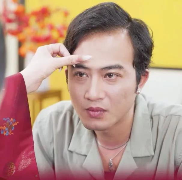 Hàng loạt video nghệ sĩ Việt xuất hiện trong quảng cáo làm chân mày phong thủy tại cơ sở thẩm mỹ Huyền Trân biến mất.