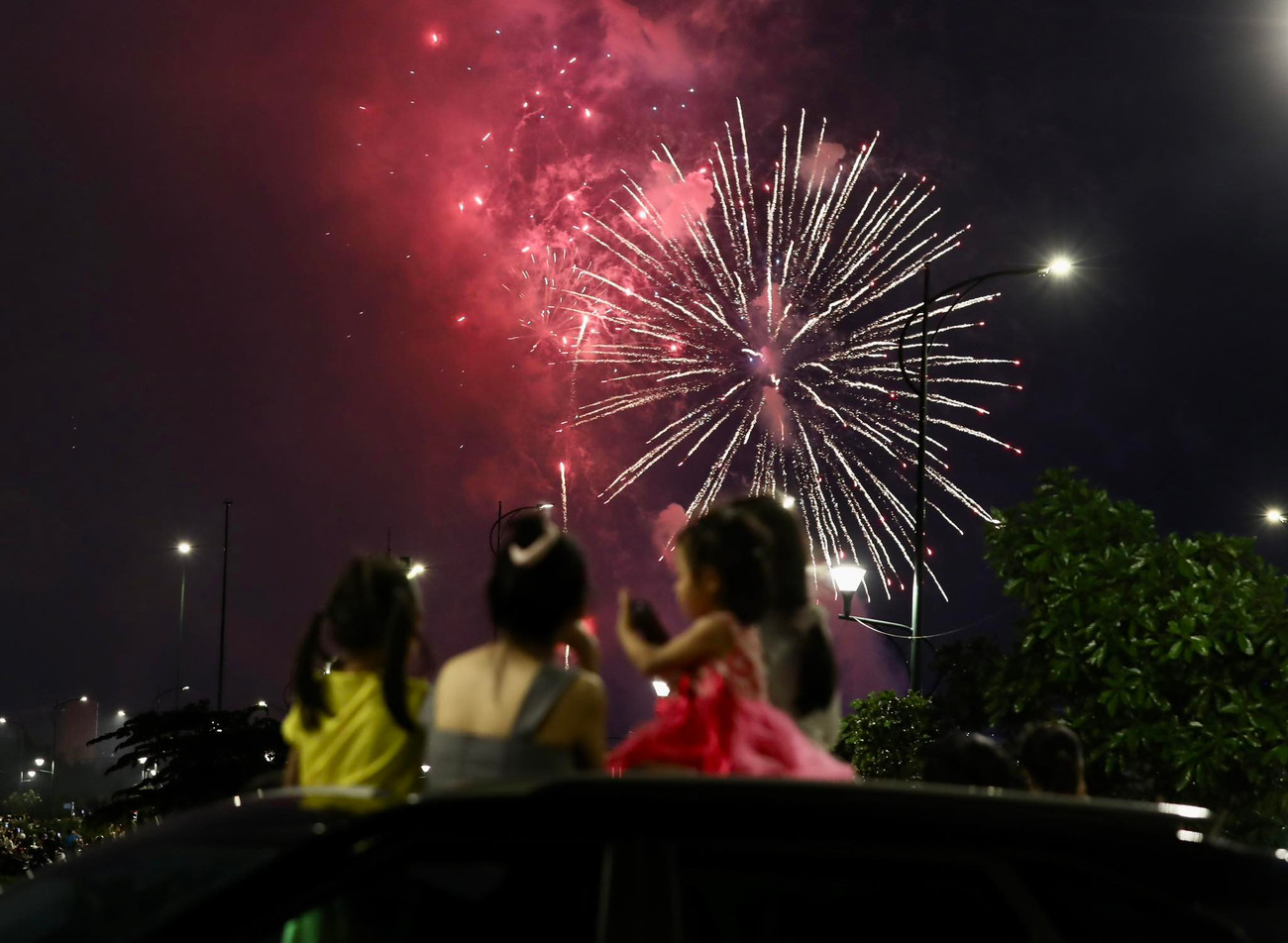 Pháo hoa rực rỡ sắc màu trên bầu trời TPHCM trong đêm Quốc khánh.