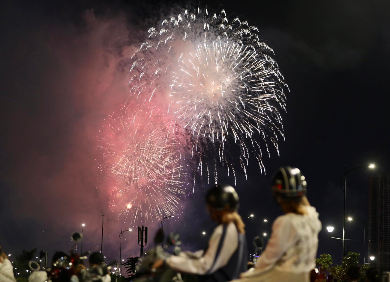 Người dân ghi lại những khoảnh khắc đẹp của pháo hoa.