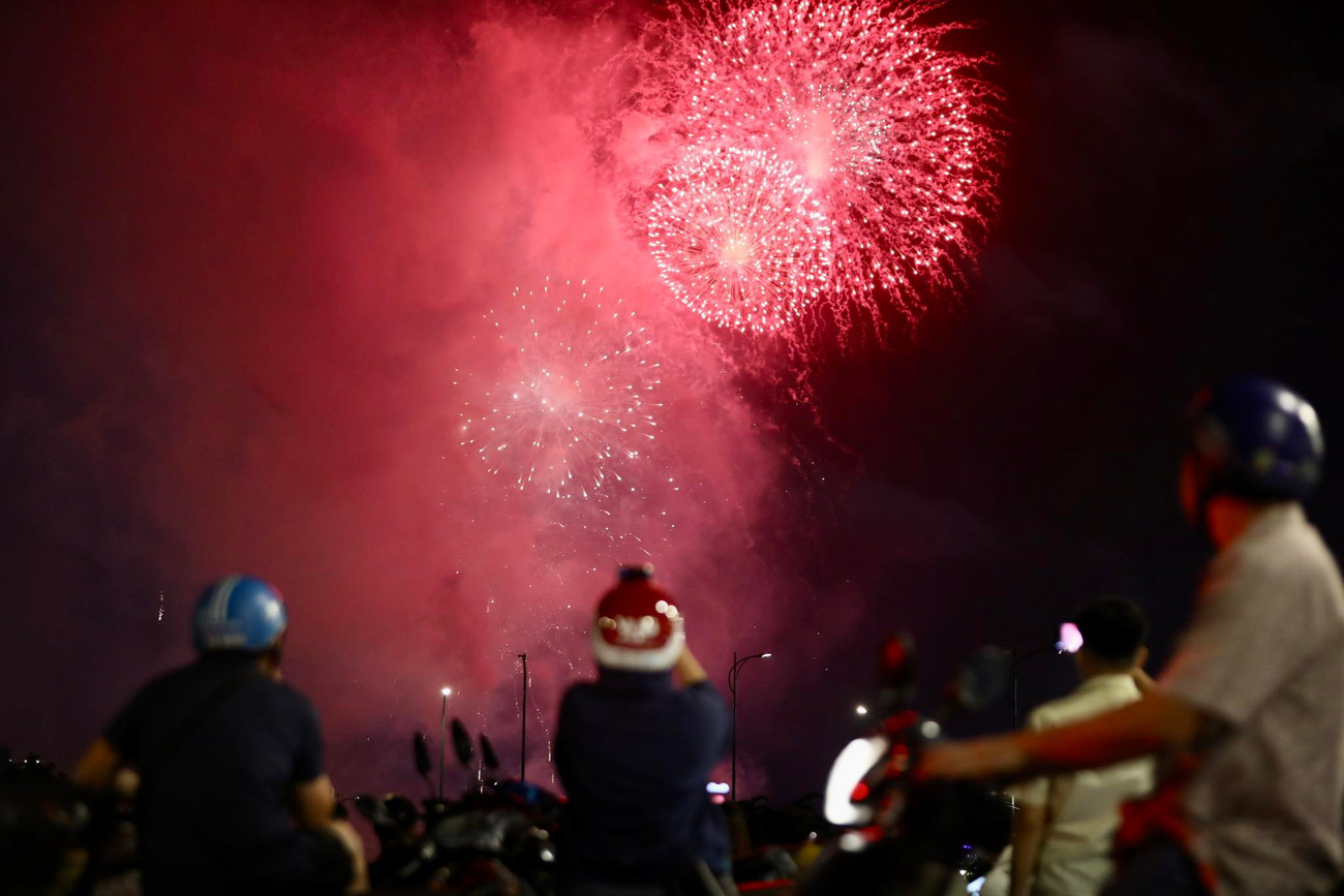 1.500 quả pháo hoa tầm cao, 30 giàn pháo hoa tầm thấp và 10 giàn pháo hoa hỏa thuật đã mang đến một màn trình diễn ấn tượng.