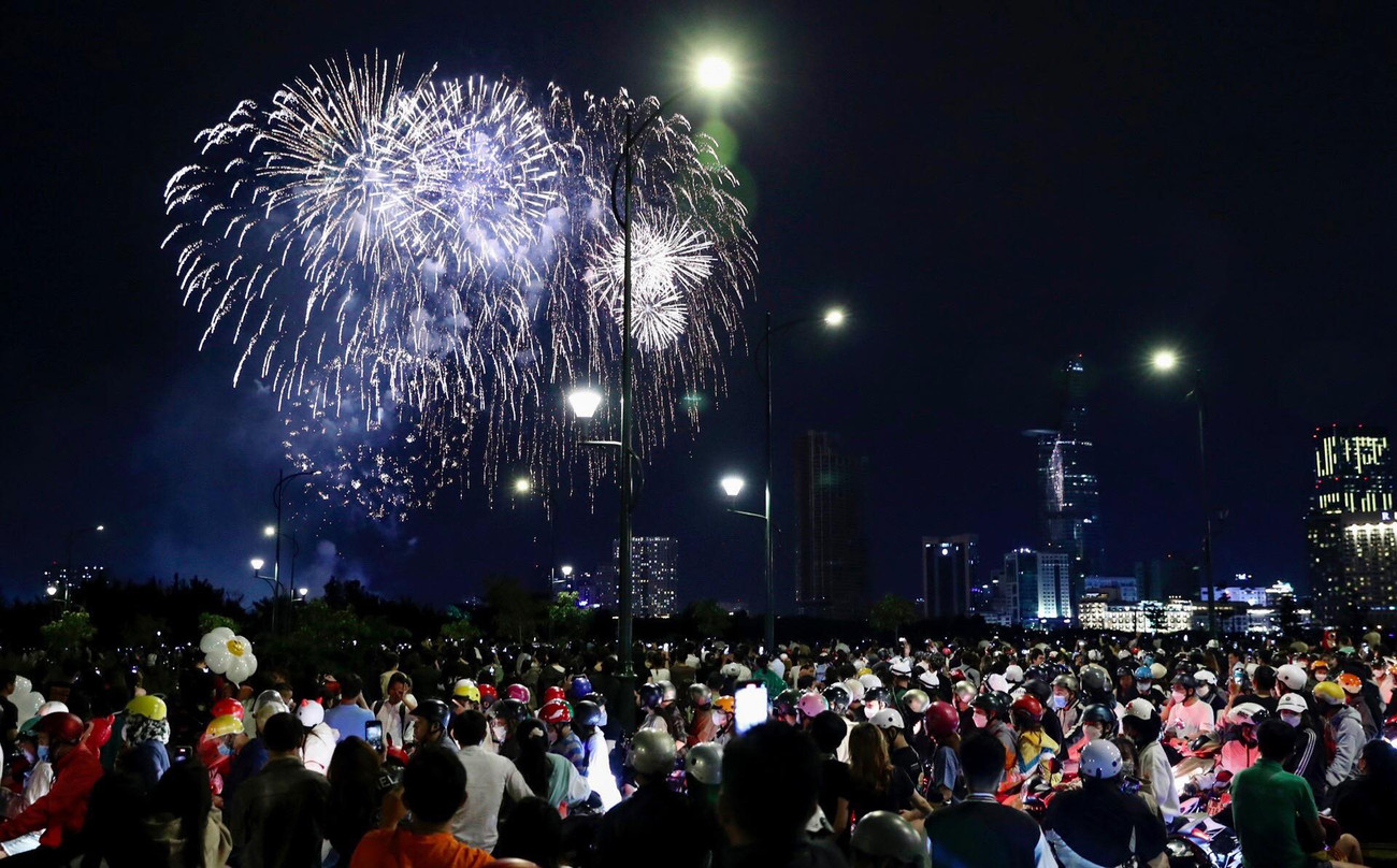 Hàng nghìn người dõi theo từng đợt pháo đầy màu sắc trong niềm hân hoan