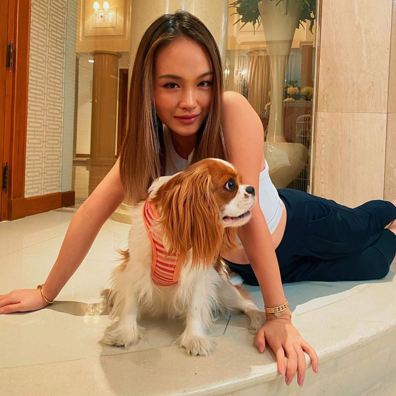 Prang có cuộc sống sang chảnh, thường xuyên lui tới các địa điểm sang chảnh nhất nhì thế giới