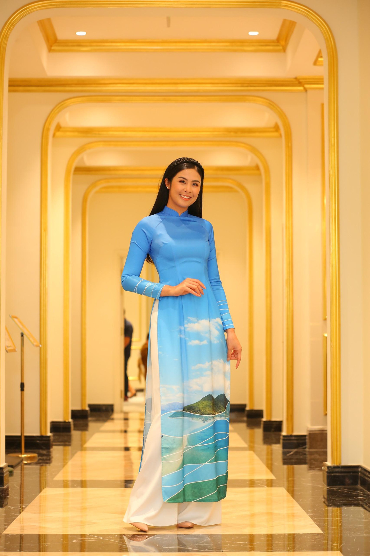 Để thực hiện bộ sưu tập này, Hoa hậu Ngọc Hân đã dành 2 tháng để chuẩn bị. Cô vẽ họa tiết về các vùng biển nổi tiếng của Việt Nam và in lên trên tà áo. Ngoài ra, hình ảnh của những con tem về biển đảo Việt Nam cũng được Ngọc Hân sử dụng làm phụ kiện cài tóc.