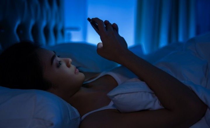 Sau một ngày làm việc dài và căng thẳng, bộ não và cơ thể của bạn cần được nghỉ ngơi. Cách nghỉ ngơi tốt nhất là ngủ, tuy nhiên, nếu bạn chỉ ngủ từ 1 đến 2 tiếng, khoảng thời gian đó không đủ để não và cơ thể bạn nghỉ ngơi. Ảnh minh họa: Internet Những thói quen gây tổn thương não khủng khiếp, nhiều người Việt làm hàng ngày ảnh 3