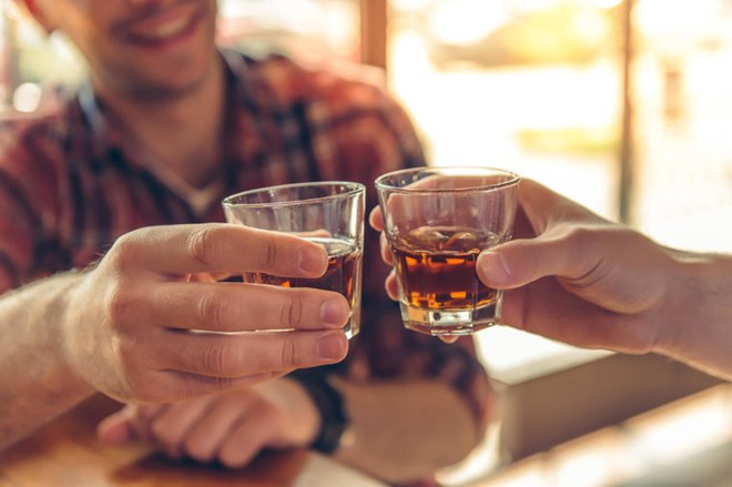 Rượu là thủ phạm chính gây ra bệnh gan. Tuy nhiên, bạn có biết rằng rượu cũng gây tổn thương não. Trên thực tế, việc uống quá nhiều rượu sẽ phá hủy sự liên kết giữa các tế bào não. Ảnh minh họa: Internet Những thói quen gây tổn thương não khủng khiếp, nhiều người Việt làm hàng ngày ảnh 4