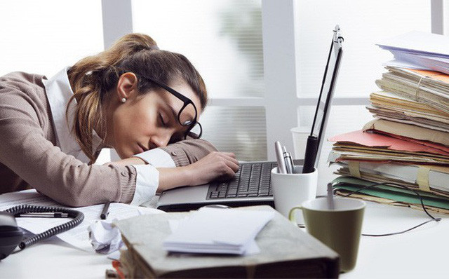 Buộc bản thân làm việc ngay cả khi bị bệnh không chỉ làm giảm chất lượng công việc mà còn gây nguy hại nghiêm trọng đến não bộ của bạn. Ảnh minh họa: Internet Những thói quen gây tổn thương não khủng khiếp, nhiều người Việt làm hàng ngày ảnh 2