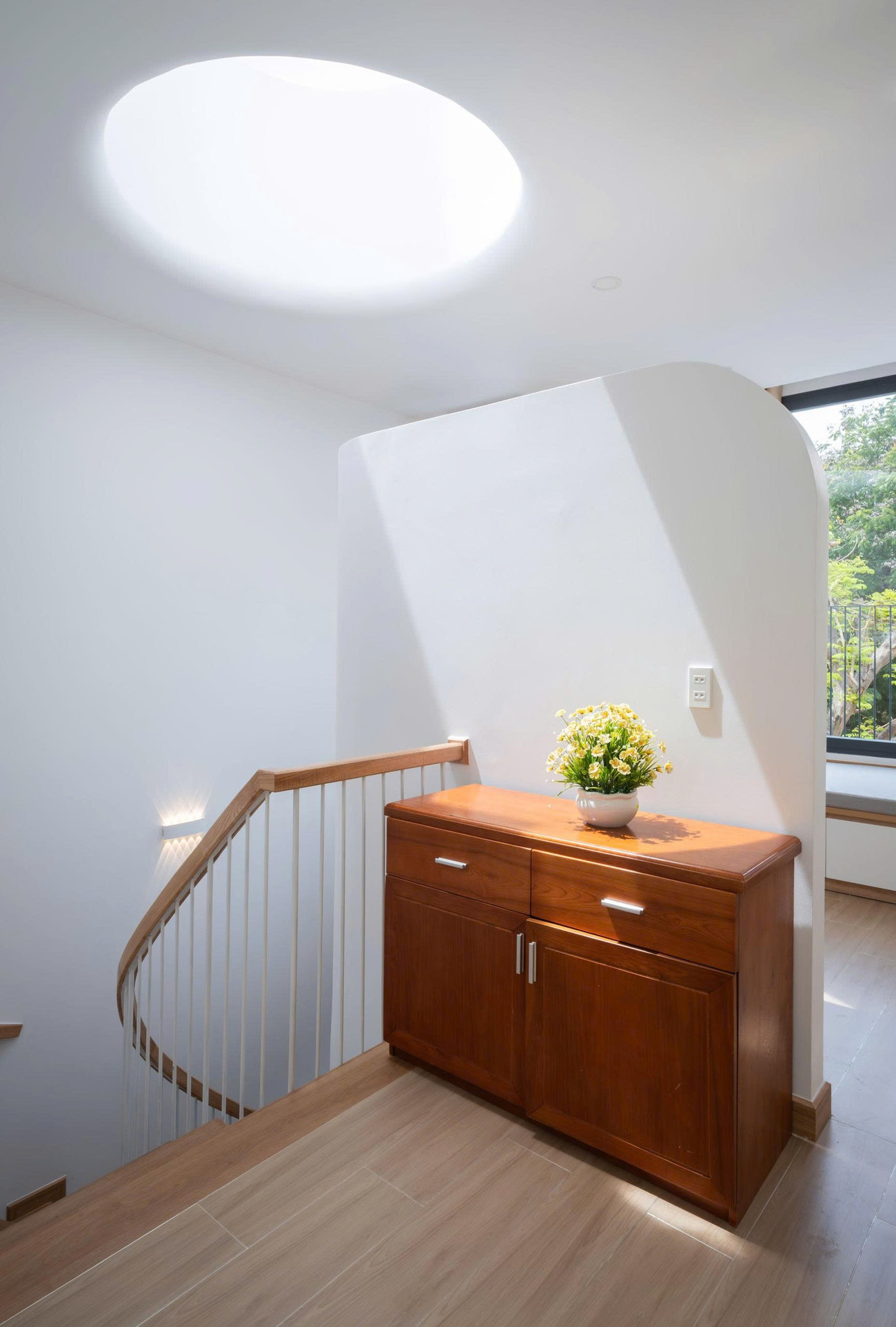 Ánh sáng tự nhiên tràn ngập ngôi nhà.