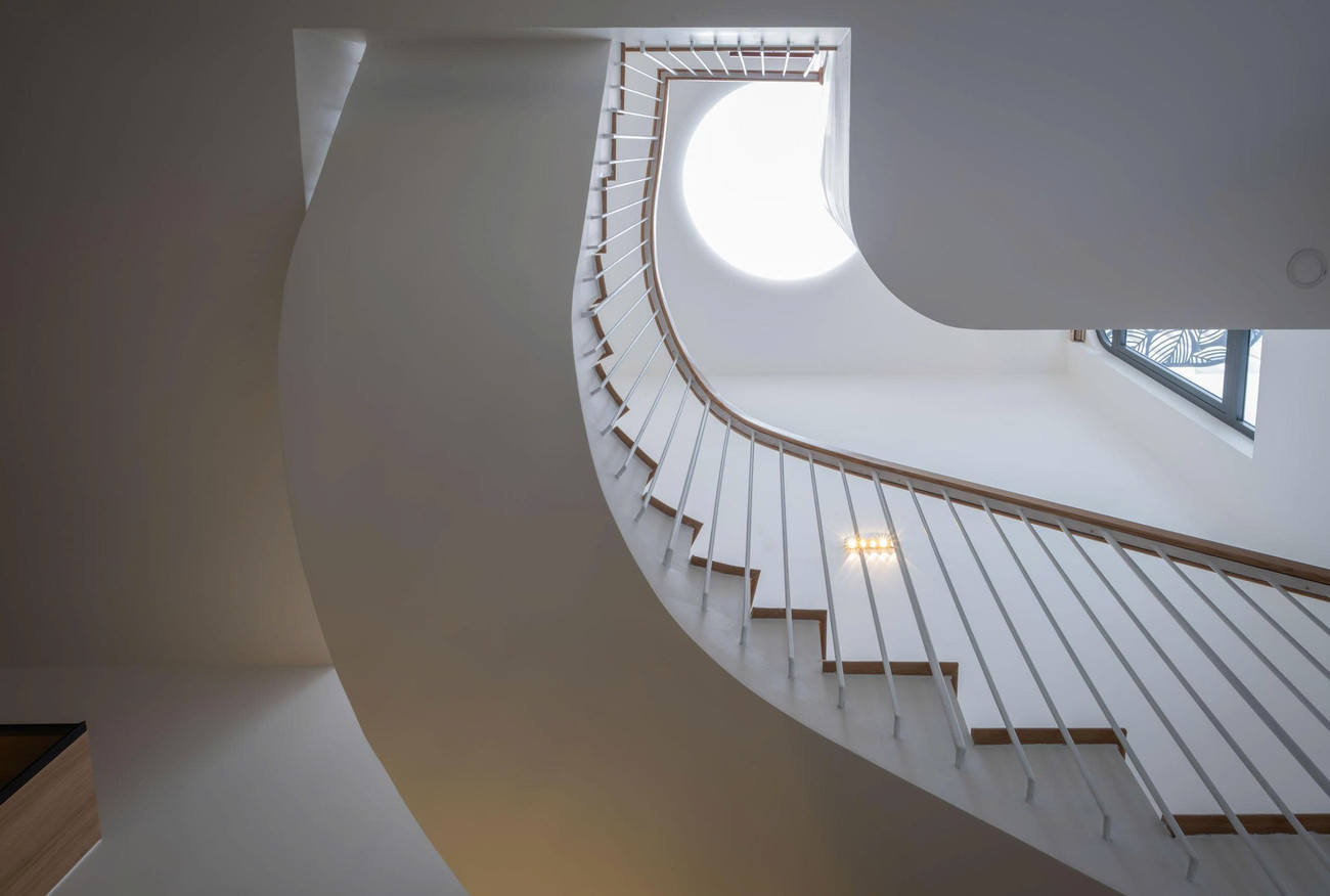 Giếng trời đảm nhận lấy ánh sáng theo trục đứng cho nhà ống.