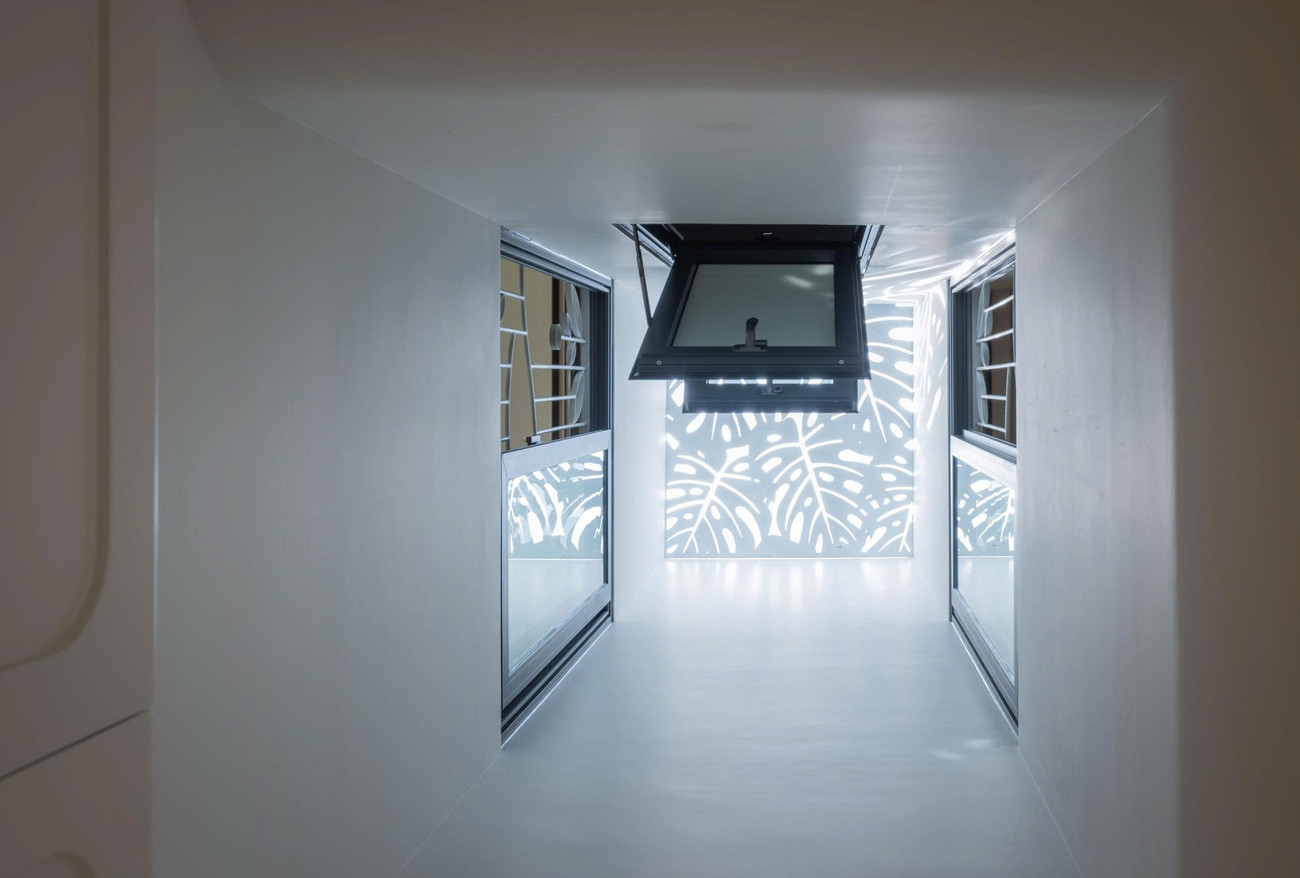 Các khe sáng được thiết kế có họa tiết để đồng bộ với hình ảnh chủ đạo là "búp măng non".