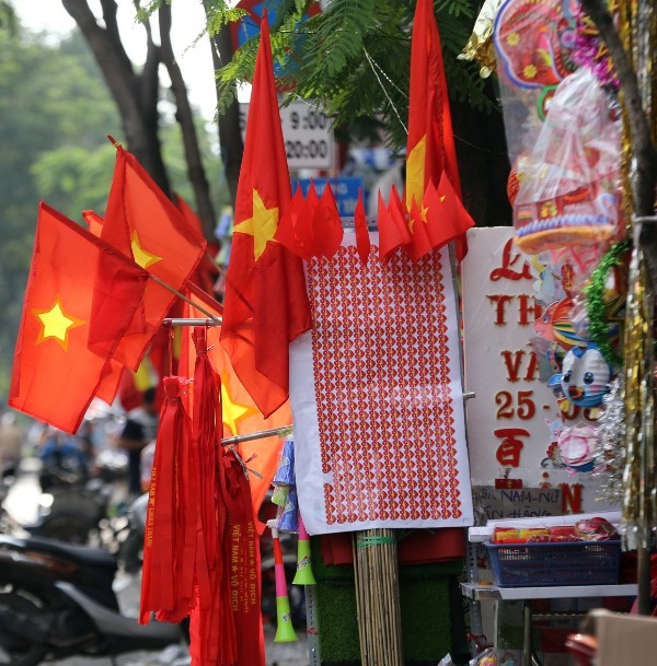 Trước giờ U23 Việt Nam ra quân, quốc kỳ 'nhuộm' đỏ đường phố Sài Gòn ảnh 6