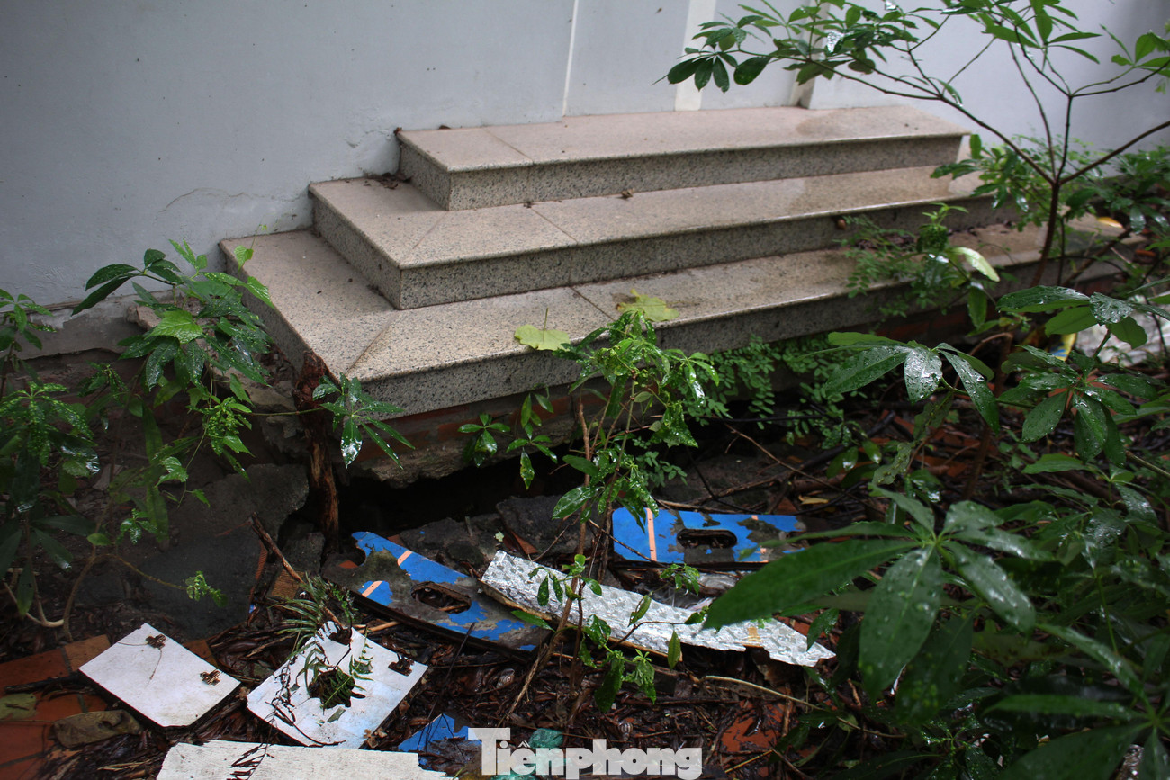 Do thời gian dài không có người sinh sống, tu bổ, nên nhiều hạng mục như bờ tường, bậc tam cấp của biệt thự đã ngả nghiêng, nứt toác, sụt lún, gây nguy hiểm cho người ra vào.