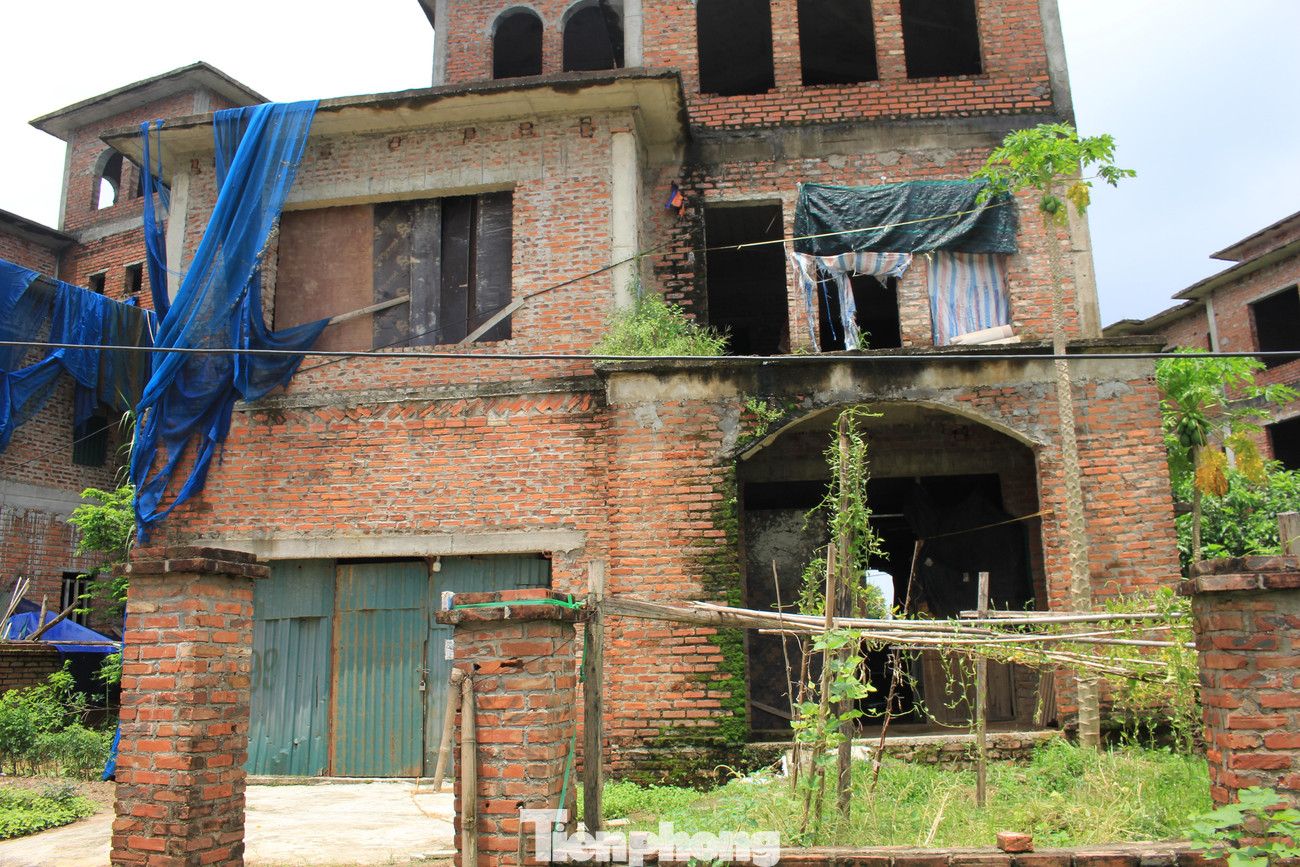 Chia sẻ với Tiền Phong, một thợ xây cho biết: "Giá nhà Hà Nội quá cao kéo theo giá cho thuê cũng vậy, trung bình từ 2 - 3 triệu đồng/tháng, chưa kể điện, nước đối với các căn phòng có diện tích từ 20 - 30m2, khu vực ngoại thành thì giá cho thuê rẻ hơn vài trăm nghìn nhưng điều kiện sinh hoạt lại không đầy đủ. Trong khi thu nhập của chúng tôi chỉ khoảng 7 - 8 triệu đồng/tháng. Trừ đi tiền ăn, thuốc men, chúng tôi không dám bỏ ra số tiền bằng nửa tháng thu nhập cho việc thuê nhà".