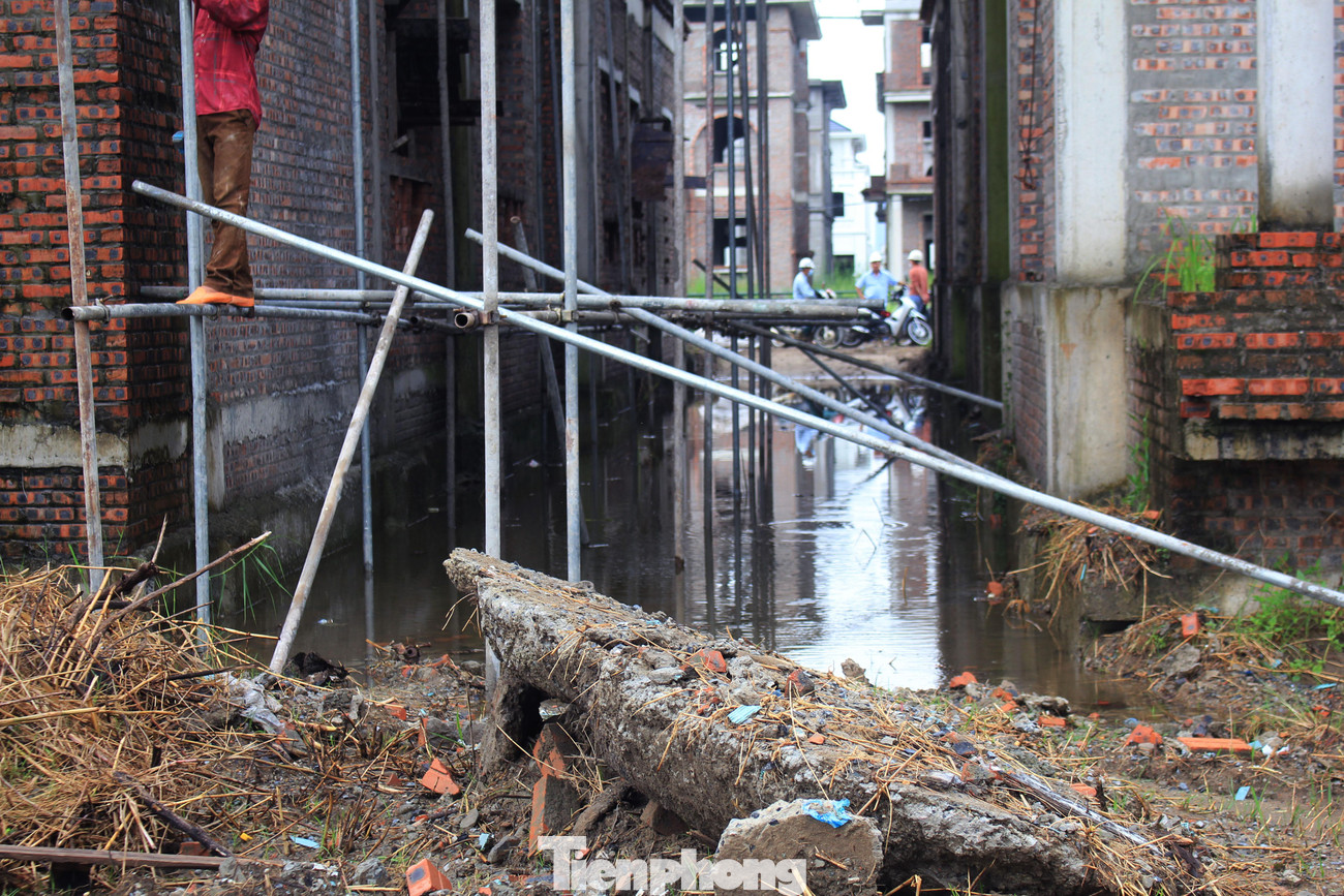 Gần đây, một số biệt thự tại Khu đô thị Vườn Cam bắt đầu được tu sửa, sơn trát phần bên ngoài.
