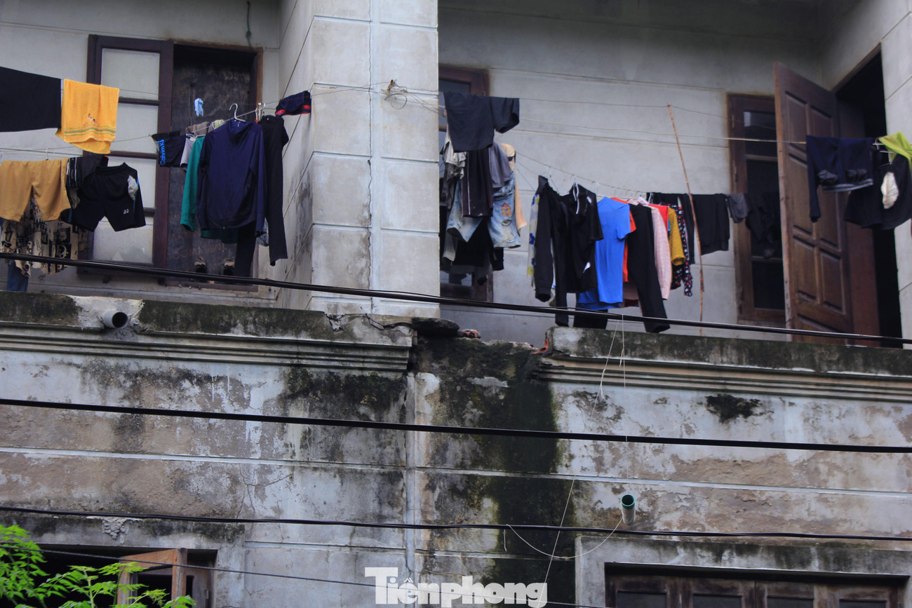 Bởi lẽ, các căn biệt thự có diện tích hơn 300 m2 từng có giá tới gần 1 triệu USD (hơn 23 tỷ đồng) những năm “sốt đất” đỉnh điểm giai đoạn 2008. Tuy nhiên thực tế, nhiều biệt thự tại khu đô thị này vẫn bỏ hoang, cỏ dại, rêu mốc phủ khắp nơi.