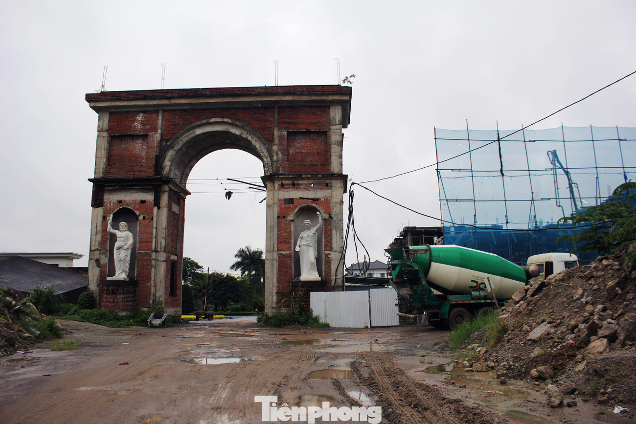 Con đường dẫn vào khu đô thị luôn nhão nhoét bùn đất khi có mưa xuống hoặc mịt mù bụi lúc trời nắng, đất đá, vật liệu xây dựng ngổn ngang.