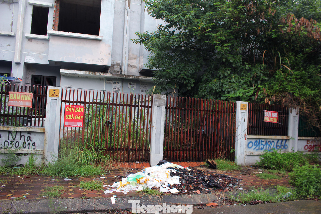 Ghi nhận thực tế, hàng loạt biệt thự, liền kề tại Khu đô thị mới Vân Canh (Hoài Đức) nhiều năm qua đã bỏ hoang, cỏ dại che hết lối vào nhà. Mặc dù liên tục được rao bán, nhưng các căn biệt thự này vẫn chưa có chủ.