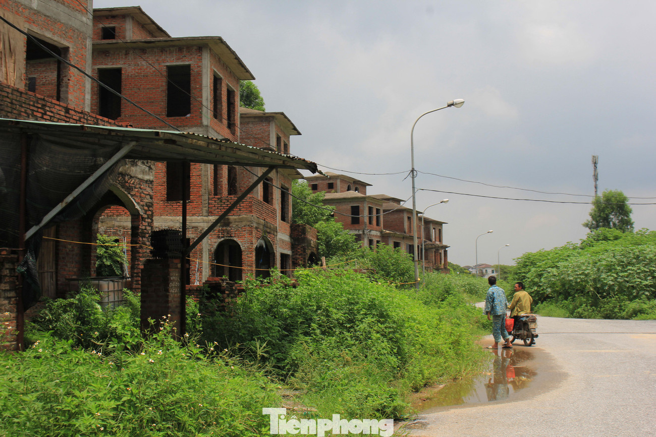 Do không có người mua, nhiều căn biệt thự bỏ hoang tại Khu đô thị Nam An Khánh (Hoài Đức) trở thành nơi tá túc của các thợ xây, người lao động nghèo.
